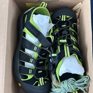 Keen youth Black and Neon Green Newport h2 size 6